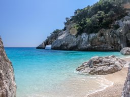 Traumhafte Farbspiele von Meerwasser, Felsen und Natur am Strand Cala Goloritze Traumhafte Farbspiele von Meerwasser, Felsen und Natur am Strand Cala Goloritze