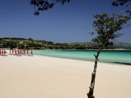 Spiaggia dei Sassi, weißer Sandstrand und Stranbad vor türkis schimmerndem Meer und denHügeln von Porto Rotondo Spiaggia dei Sassi, weißer Sandstrand und Stranbad vor türkis schimmerndem Meer und denHügeln von Porto Rotondo