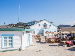Bar und Hafenbüros in weißen Holzhäusern von Porto Rotondo Bar und Hafenbüros in weißen Holzhäusern von Porto Rotondo