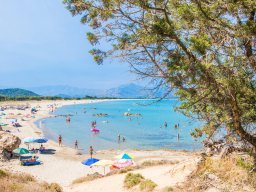 Wenige bunte Sonnenschirme in der Hochsaison am Strand Feraxi beim Capo Ferrato Wenige bunte Sonnenschirme in der Hochsaison am Strand Feraxi beim Capo Ferrato