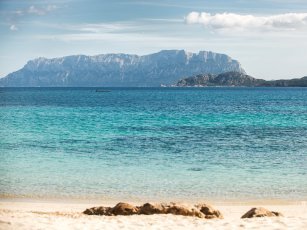 Strand Pellicano mti türkis-blau schimmerndem Meer vor der Insel Tavolara bei Olbia Strand Pellicano mti türkis-blau schimmerndem Meer vor der Insel Tavolara bei Olbia