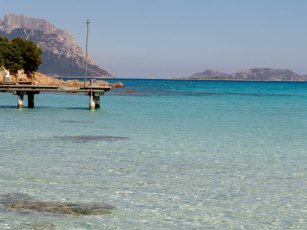 Anlegesteg und sauberes Meer in der Bucht Cala Ginepro bei Olbia Anlegesteg und sauberes Meer in der Bucht Cala Ginepro bei Olbia