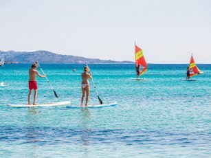Stand-up paddle und Windsurf am Strand La Cinta, San Teodoro, Olbia Stand-up paddle und Windsurf am Strand La Cinta, San Teodoro, Olbia