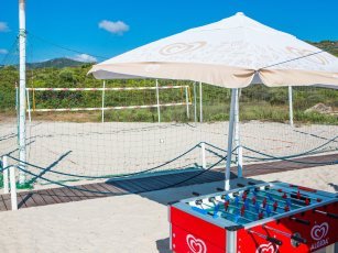 Beachvolleyball und Kicker am Strand Spiaggia Bianca von Golfo Aranci Beachvolleyball und Kicker am Strand Spiaggia Bianca von Golfo Aranci