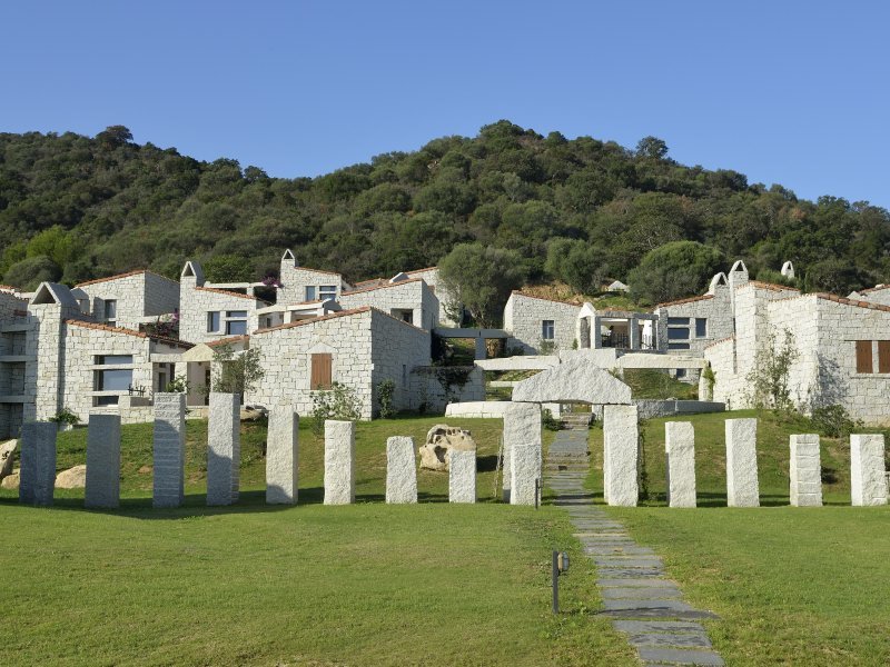 Die Anlage Li Conchi am Hang mit Häusern aus Granit