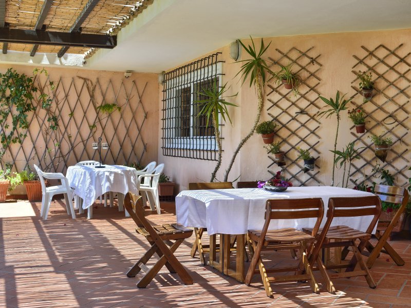 Schöne, einladende Terrasse mit Esstisch und Loungebereich