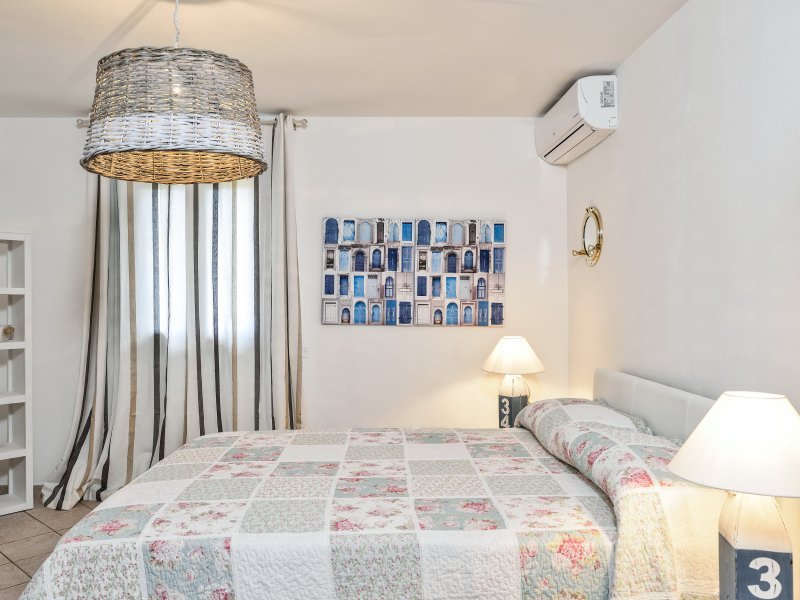 Schlafzimmer 1 mit Doppelbett und sardischer Dekoration