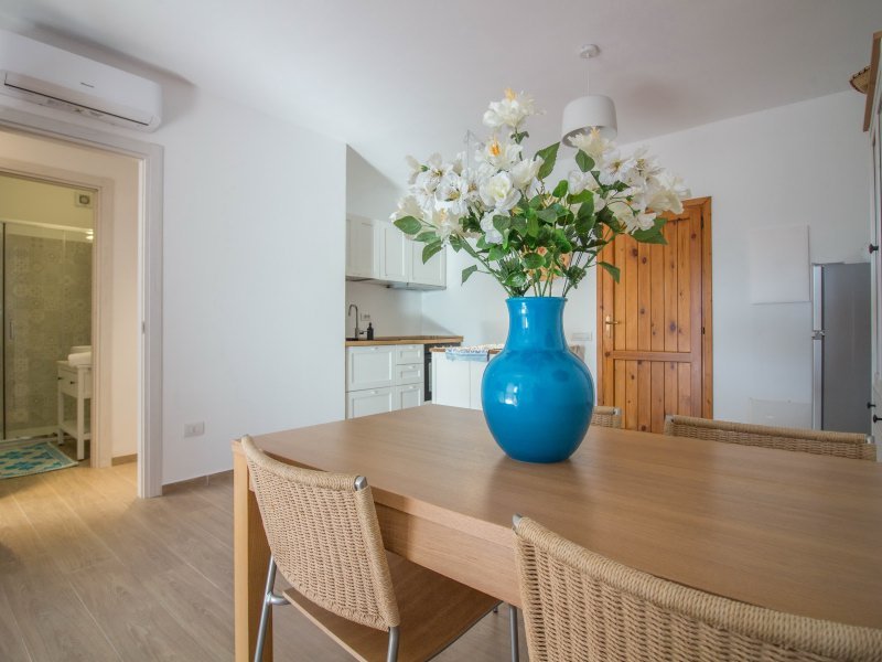 Blick vom Wohnzimmer auf das moderne Duschbad