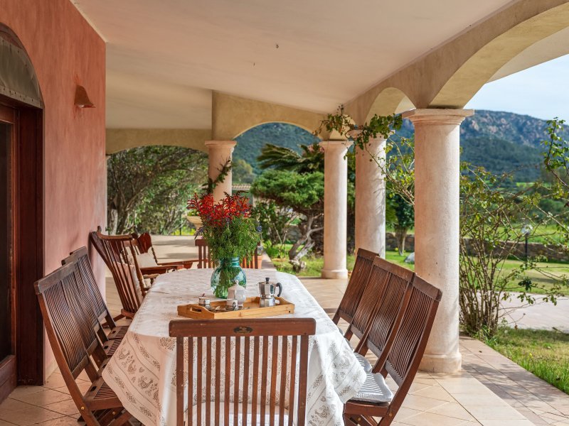 Großer Eßtisch unter den Arkaden