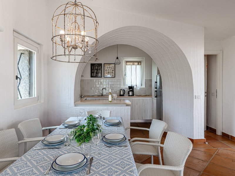 Eßtisch mit  Beleuchtung und Ausgang zur Terrasse