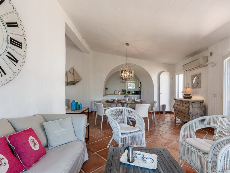 Das elegante Wohnzimmer  ist, wie die Terrasse, separiert in Küche mit Eßplatz und eine gemütliche Sitzgarnitur