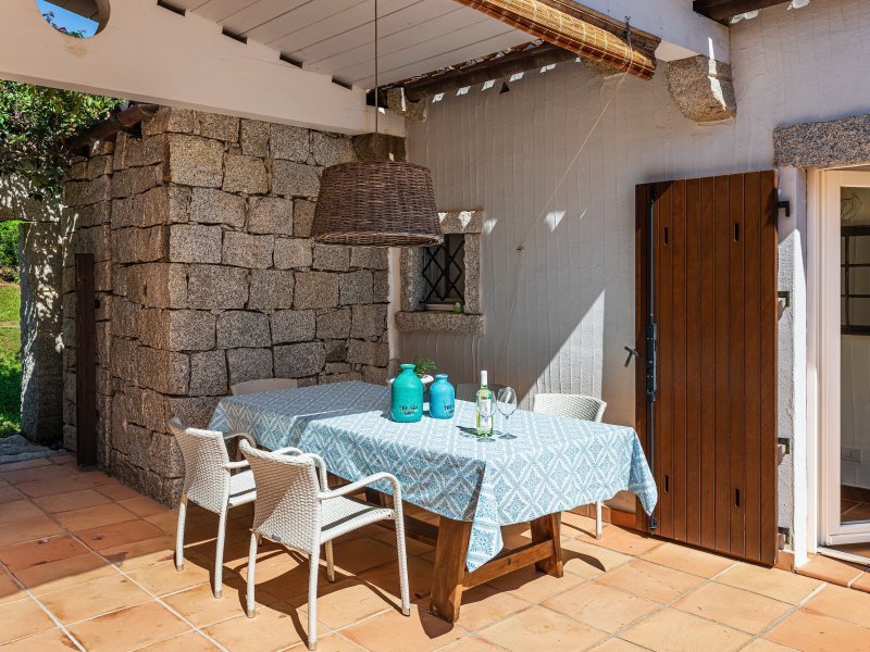 Von der Küche führt eine Tür zum Eßtisch auf der Terrasse