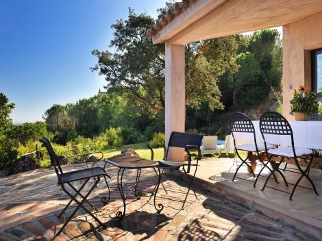 Wohlfühl Terrasse mit Blick auf Pool