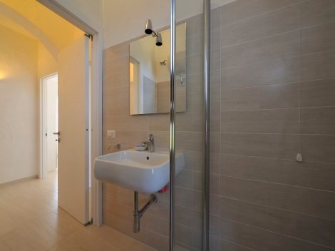 Modernes Badezimmer 1 mit Dusche