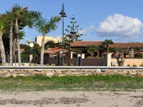 Zur Strandpromenade sind es 20 m - am unteren Bildrand schon der Sandstrand