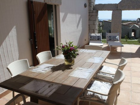 Esstisch auf der Terrasse