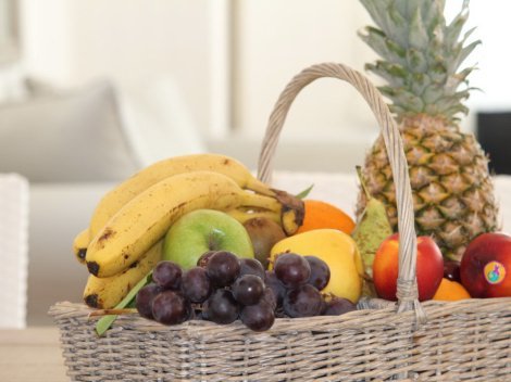 Korb mit frischem Obst oder Einkauf nach einer Liste wird auf Wunsch  gegen einen kleinen Aufpreis gestellt