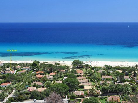 Das Haus liegt nur wenige Meter vom Strand entfernt