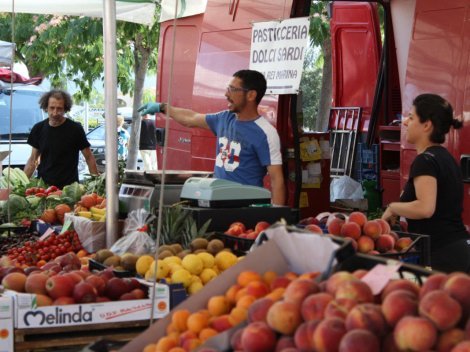 Wochenmarkt auf dem örtlichen Marktplatz zu Fuß erreichbar