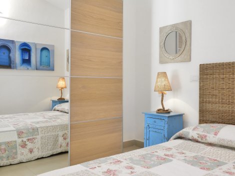 Schlafzimmer 2 mit Doppelbett und Schrank mit Spiegel