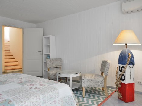 Eine Treppe führt in den Wohnbereich von Schlafzimmer 3