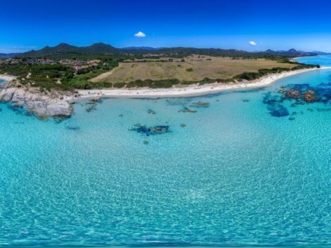 Türkisblaues Meer, weißer Strand und Felsen vor Casa 1 in Sant Elmo