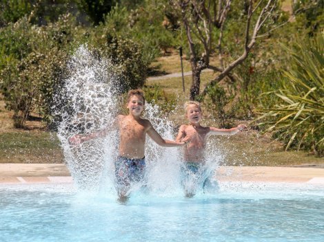 Zwei Jungen spielen im Pool