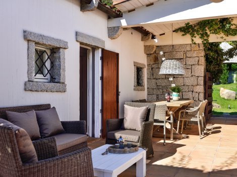 Gut ausgestatte Terrasse mit Sofa und Esstisch