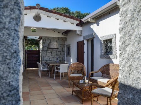 Die Terrasse mit Sofa und Esstisch wird zum Wohnzimmer im Freien