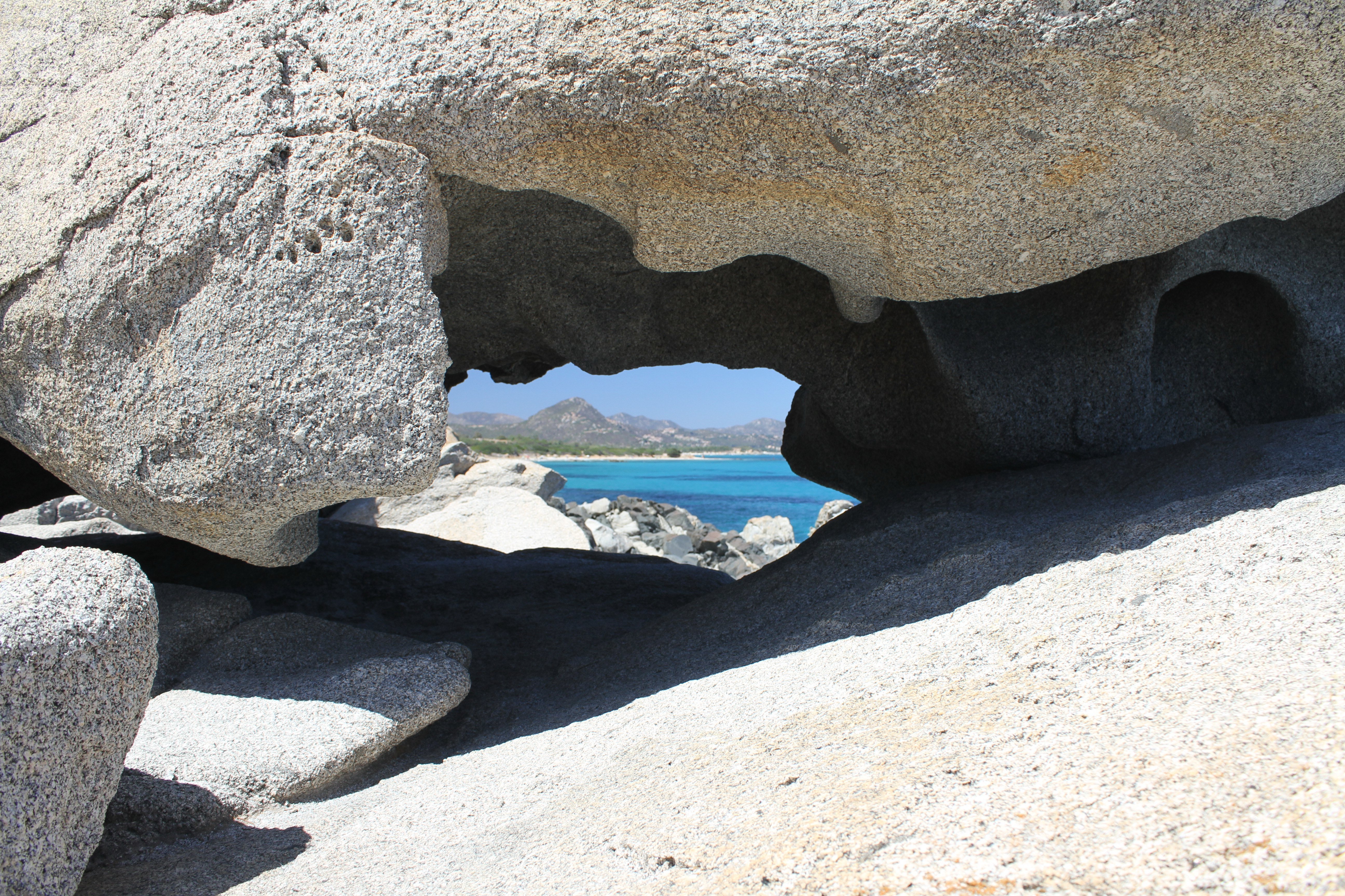 Blick von S.Elmo aus einer Felsenhöhle bis an die Costa Rei
