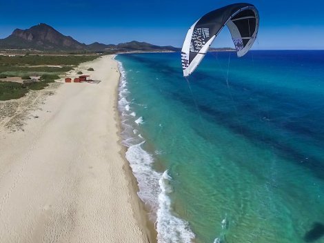 Ein Kiter über dem Strand von Rei Sole. Kiten in der Nebensaison dort erlaubt