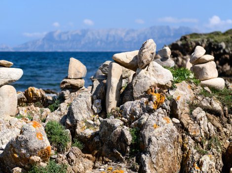 Felsformationen und die Insel Tavolara im Hintergrund