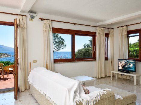 Heller Wohnbereich mit Terrassenzugang