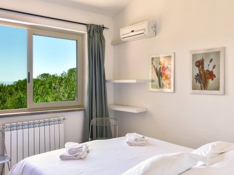 Schlafzimmer 3 mit Doppelbett und Blick in die Natur