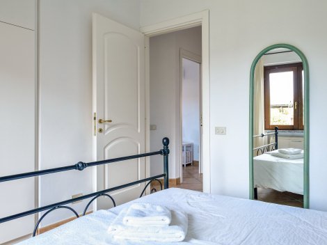 Schlafzimmer 2 mit  Fenster zum Garten