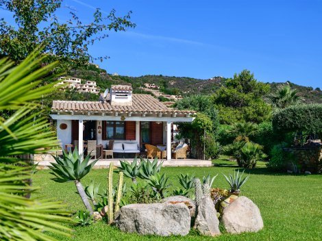Ansicht der Villa Agave mit Hügeln der Costa Rei im Hintergrund