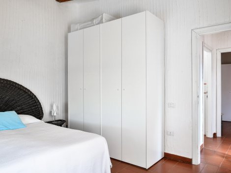 Schlafzimmer 1 mit großem Schrank