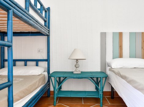 Schlafzimmer 2 mit einem Hochbett und einem Einzelbett