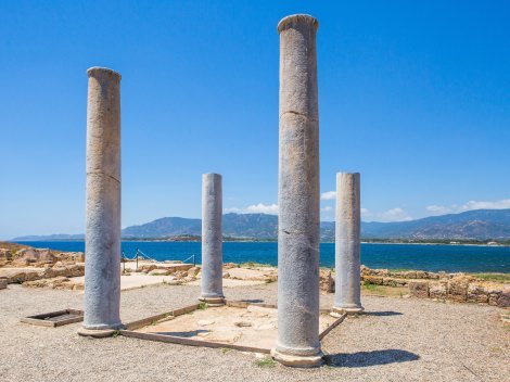 Römische Säulen in der Ausgrabungsstätte von Nora, 7 km