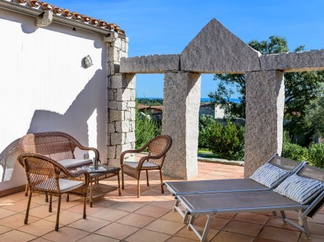 Welche herrlicher Abschluss des Patios aus Granitsäulen