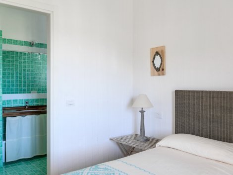 Schlfzimmer 1 mit Doppelbett und Tür zum privaten Bad