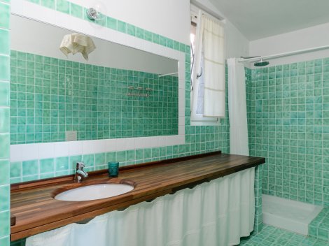 Bad 1 mit Waschbecken und Dusche, Zugang vom Schlafzimmer 1
