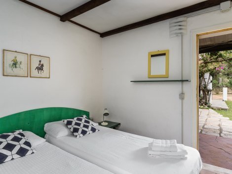 Schlafzimmer 5 mit Doppelbett und Zugang zum Garten