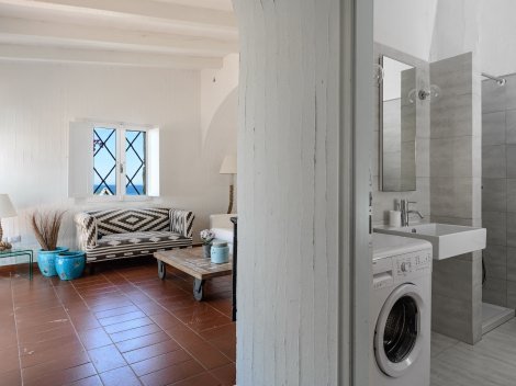 Blick ins Wohnzimmer und ins Bad 1 mit Waschmaschine