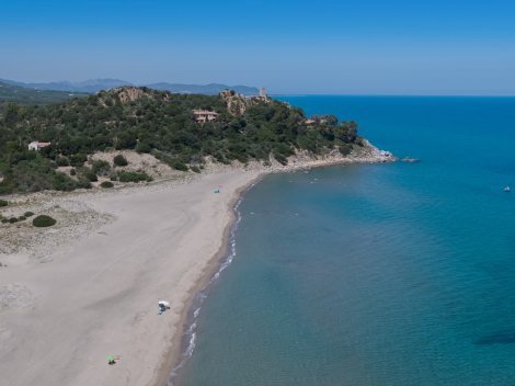 Strand Torre Salinas mit Bau Cannas über dem Strand