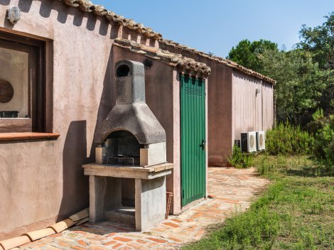 Hintergarten mit Barbeque und Waschküche