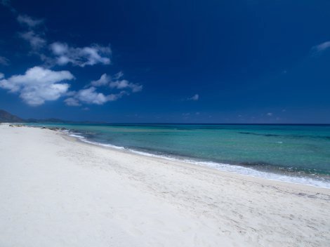 Sandstrand und blaues Meer