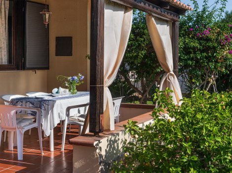 Von der überdachten Terrasse sehen Sie in den Garten