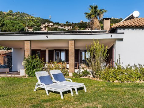 Sonnen im blickgeschützten  Garten ist ein Urlaubsgenuß