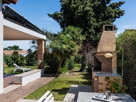 Grillbereich mit Zugang zur Terrasse